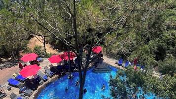 Sisäuima-allas, kauden mukainen ulkouima-allas