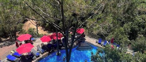 Hồ bơi trong nhà, hồ bơi ngoài trời phục vụ theo mùa