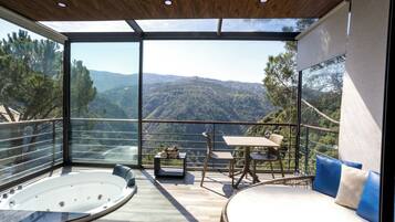 Deluxe-bungalow, parveke, vuoristonäköala | Tallelokero huoneessa, silitysrauta/-lauta, ilmainen Wi-Fi