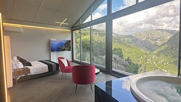 Suite Deluxe, vue montagne | Coffres-forts dans les chambres, fer et planche à repasser