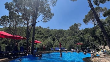 Piscina interna, piscina externa sazonal