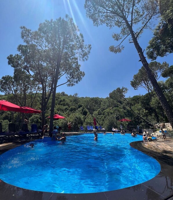 Una piscina techada, una piscina al aire libre de temporada