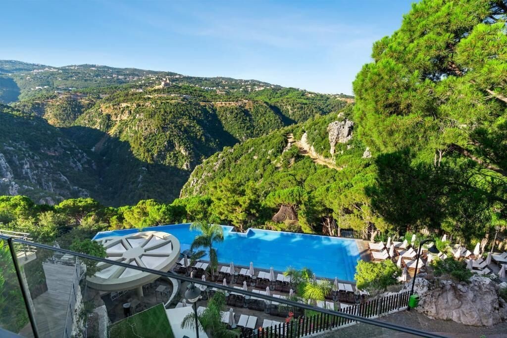 Una piscina cubierta, una piscina al aire libre de temporada