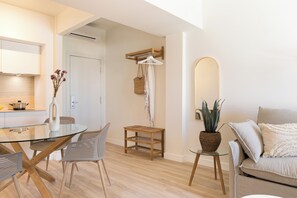 Junior Suite (Superior) | Living area | TV - LAN Suites (Lepe)