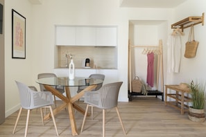 Junior Suite (Family) | Private kitchen | Mini-fridge, microwave, stovetop, cookware/dishes/utensils
