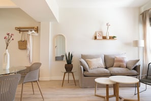 Junior Suite (Superior) | Living area | TV