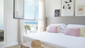 Junior suite, terras (Private) | Uitzicht op strand/zee