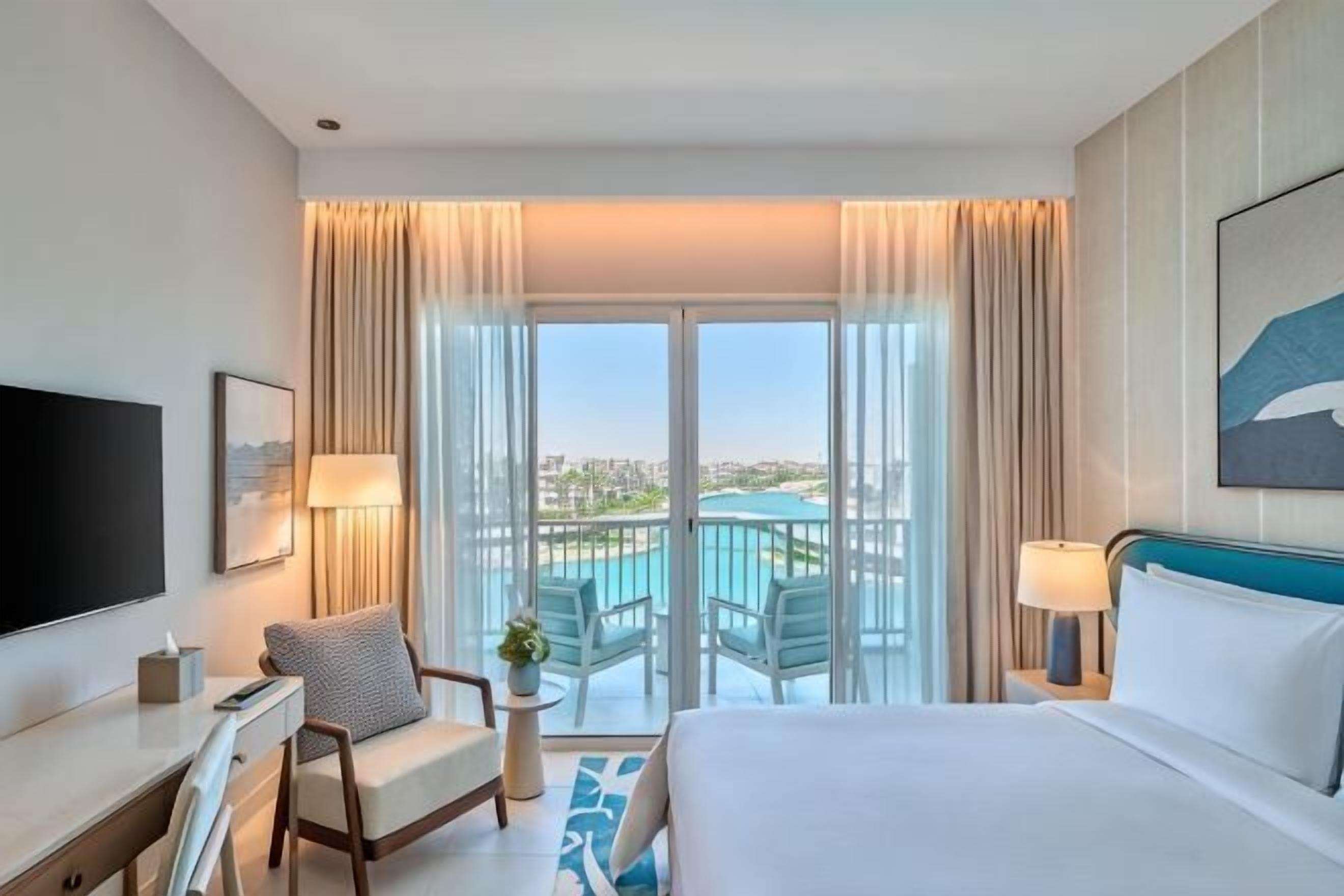 Premium bedding, free minibar, in-room safe, desk