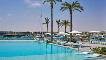 Seasonal outdoor pool, lifeguards on site