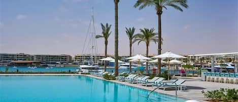 Seasonal outdoor pool, lifeguards on site