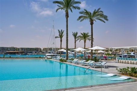 Seasonal outdoor pool, lifeguards on site