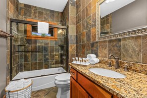 Ein Badezimmer mit Badewanne, Toilette und Waschbecken.