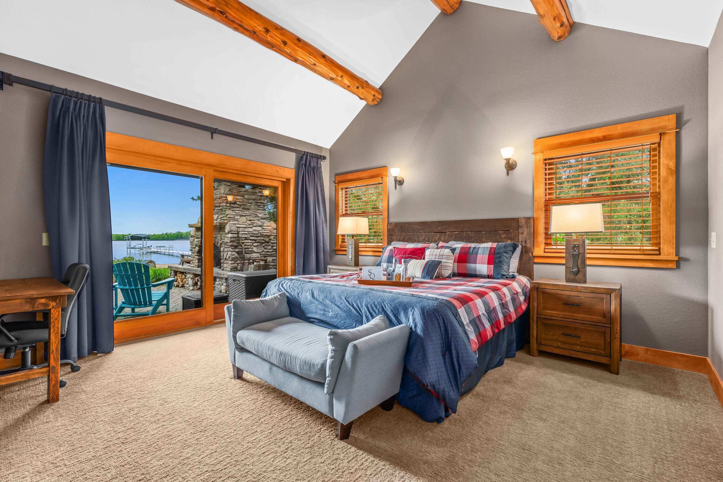 5 bedrooms, desk, iron/ironing board, WiFi