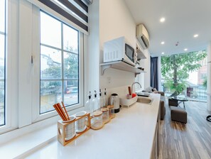 Apartemen Panorama, pemandangan kota | Dapur pribadi | Lemari es di ruangan bersama dan ketel listrik