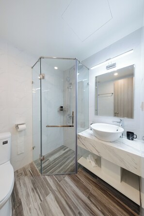 Design Studio, City View | Bathroom | Slippers - Su Casa Hanoi Old Quarter (Hanoi)
