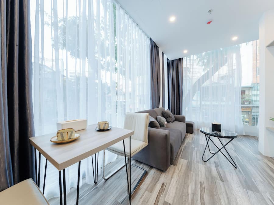 Căn hộ trung tâm thành phố | Khu phòng khách | Smart TV 42-inch có truyền hình cáp