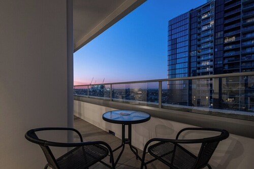 Footscray pool pleasant &Bright 2BR2BA apt