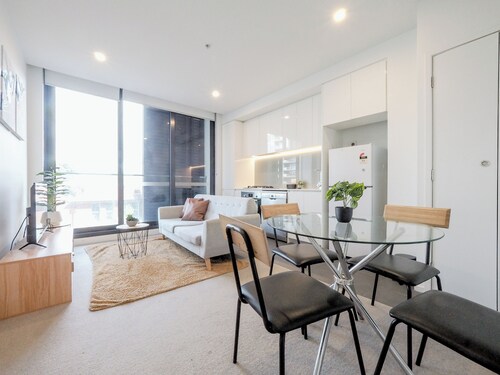Stylish 1BR1BA apt in Footscray  Pool Gym WIFI