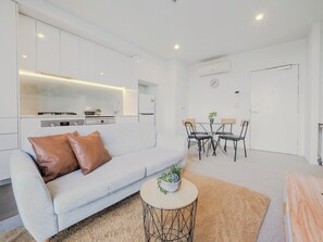 TV, offices - Stylish 1BR1BA apt in Footscray  Pool Gym WIFI (Footscray)
