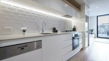 Frigorífic, microones, forn i placa de cuina