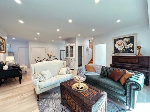 Luxury Glen Waverley Townhouse 4BR3BA +Backyard