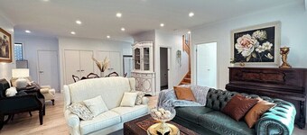 Luxury Glen Waverley Townhouse 4BR3BA +Backyard