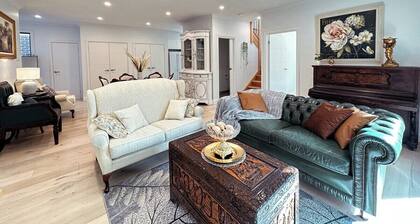 Luxury Glen Waverley Townhouse 4BR3BA +Backyard