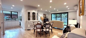 Luxury Glen Waverley Townhouse 4BR3BA +Backyard