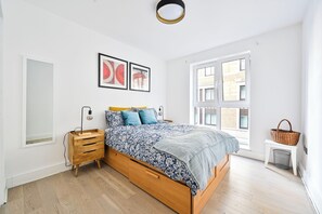 2 bedrooms, iron/ironing board, travel cot, WiFi - Location location- spacious stylish 2 Bedroom -2 Mins Tower Hill & Tower Bridge (London)