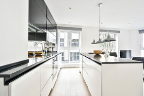 Fridge, microwave, oven, stovetop - Location location- spacious stylish 2 Bedroom -2 Mins Tower Hill & Tower Bridge (London)