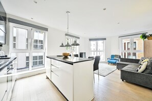 Interior - Location location- spacious stylish 2 Bedroom -2 Mins Tower Hill & Tower Bridge (London)