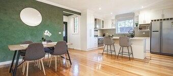 Nunawading beautiful 3BR house+decking+courtyard