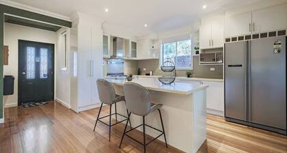 Nunawading beautiful 3BR house+decking+courtyard