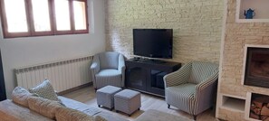 Een smart-tv en een open haard