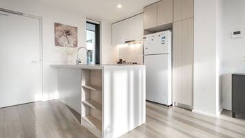 Kjøleskap, mikrobølgeovn, ovn og kokeplater