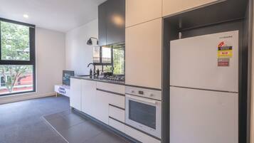 Een koelkast, een microgolfoven, een oven, een kookplaat