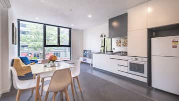 Een koelkast, een microgolfoven, een oven, een kookplaat