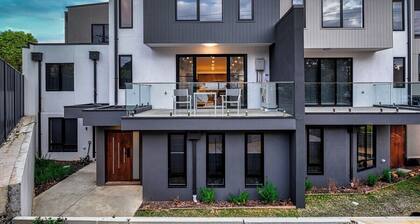 Modern Spacious 3BR2BA townhouse Glen Waverley