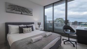 2 quartos, escrivaninha, ferros/tábuas de passar roupa