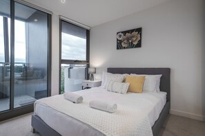 2 habitaciones, escritorio, tabla de planchar con plancha y wifi gratis 