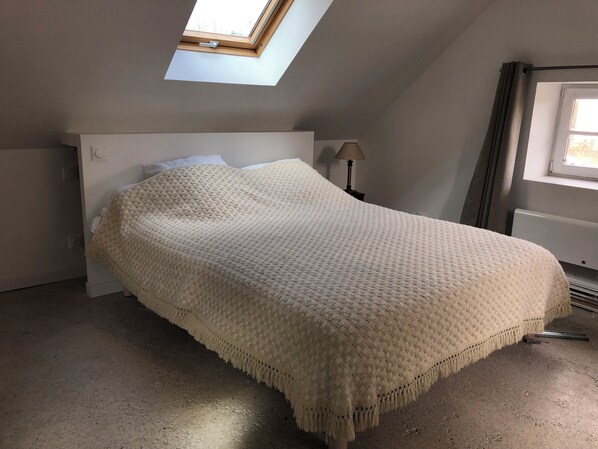 2 bedrooms, iron/ironing board, travel cot, WiFi