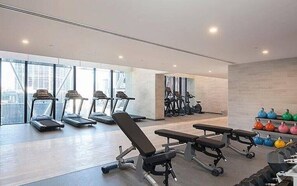 Fitness facility - Splendid High 40+ level 2BR CBD Pool Gym Wi-Fi (Melbourne)