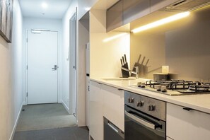 Fridge, microwave, oven, stovetop - Elegant 1BR1BA Apt in high level WIFI Balcony Pool (Melbourne)