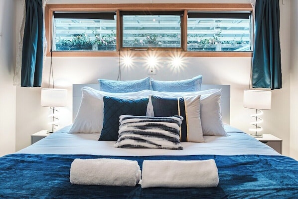 4 bedrooms, desk, iron/ironing board, free WiFi