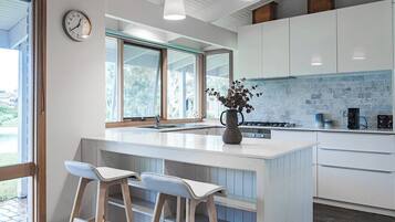 Geladeira, micro-ondas, fogão, cooktop