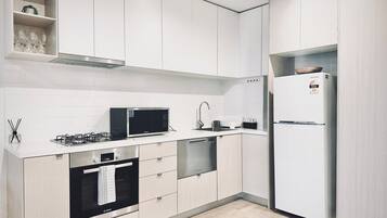 Fridge, microwave, oven, stovetop