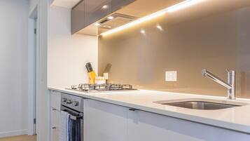 Kühlschrank, Mikrowelle, Ofen, Herdplatte