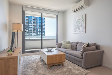 Smart TV. Panoramic Views 2BR with Pool and Free carpark