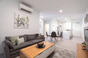 Smart TV - Panoramic Views 2BR with Pool and Free carpark (Footscray)