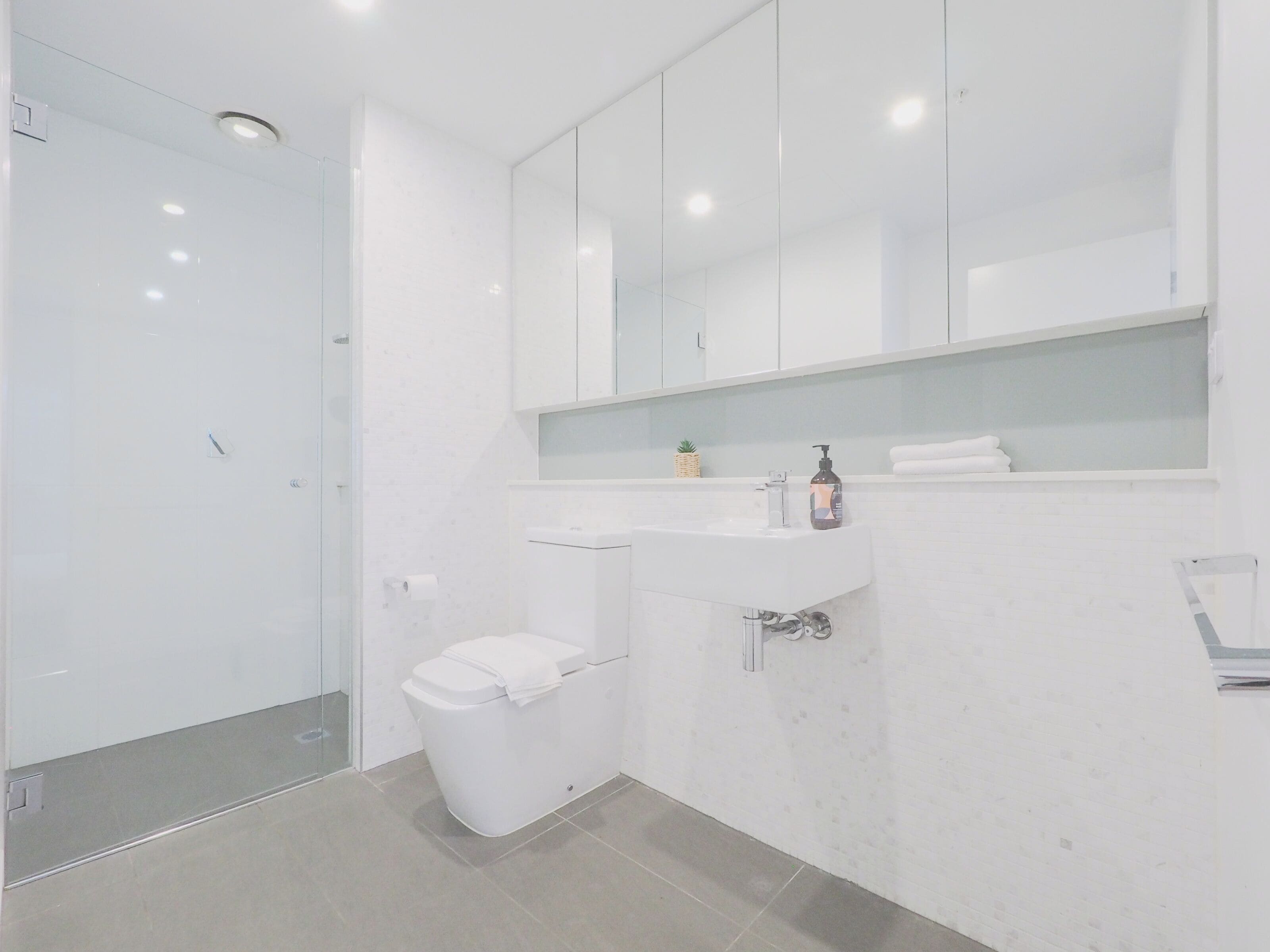 Sèche-cheveux, serviettes fournies